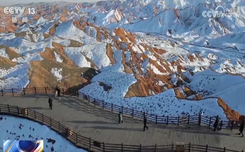 雪后七彩丹霞展现魅力 张掖推出冬春旅游优惠吸引游客 雪后七彩丹霞展现魅力 张掖推出冬春旅游优惠吸引游客