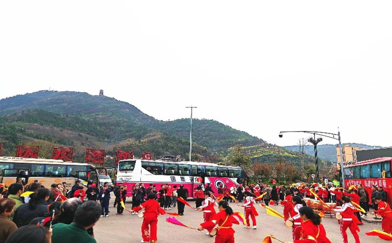 旺苍热情迎客，红色魅力迸发