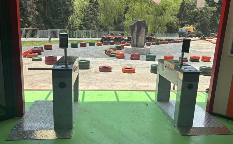 应对突发情况：门票预约系统，灵活调整入园策略