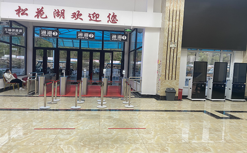 集人脸识别、会员卡扫码、自动计时收费于一体的智能闸机票务系统