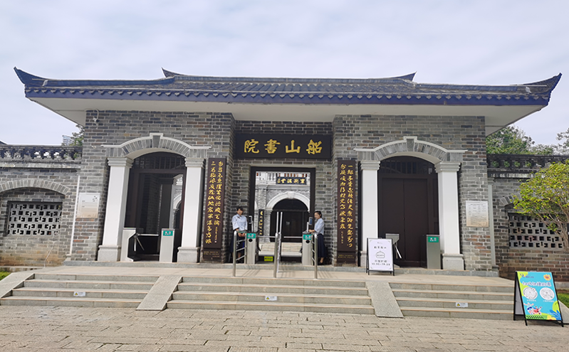 建设露营基地票务系统基础设施，满足本地游客便捷的休闲需求