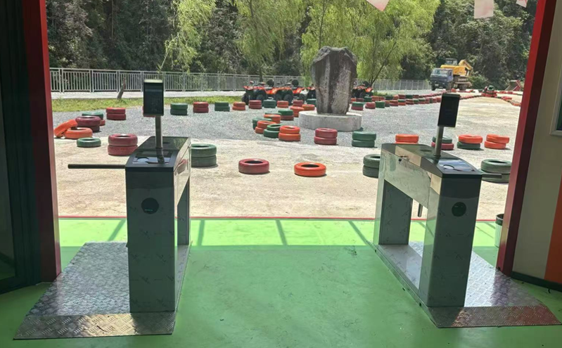 游乐场管理必备工具：腕带打印机与票务管理平台的协作