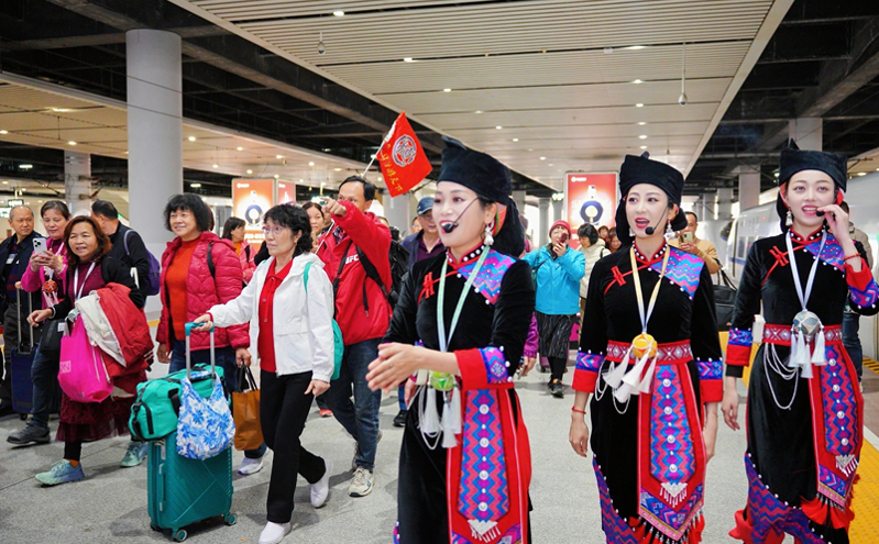 文化盛宴“唱着山歌游广西”三月三专列抵达南宁东站