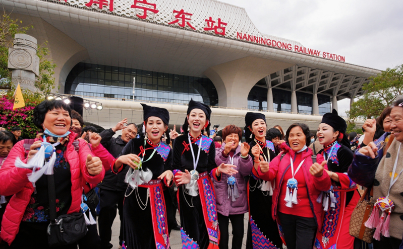 文化盛宴“唱着山歌游广西”三月三专列抵达南宁东站