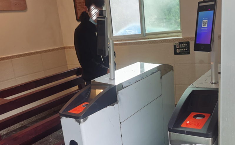 应对突发情况：门票预约系统，灵活调整入园策略